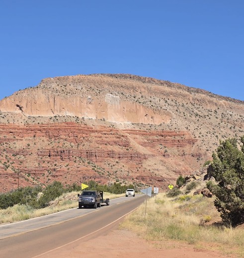 Mooi gekleurde rotsen op de route naar Taos