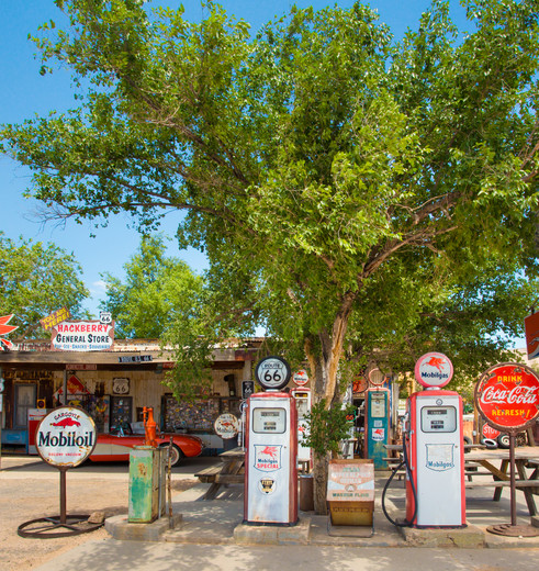 Fotogenieke, historische benzinepompen langs de Route 66, Amerika