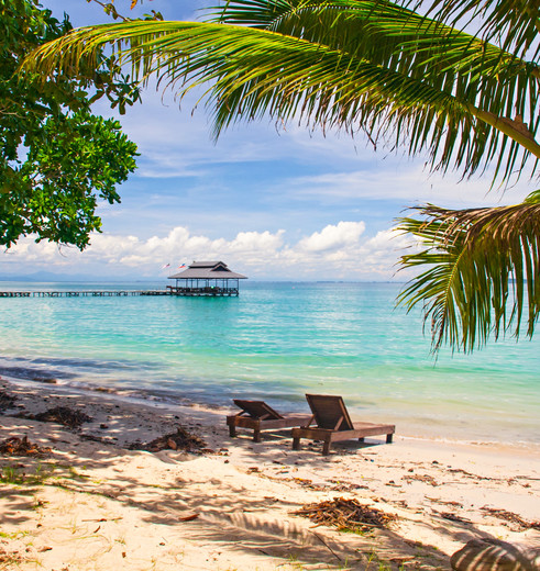 Strand en blauwe zee op Pulau Tiga