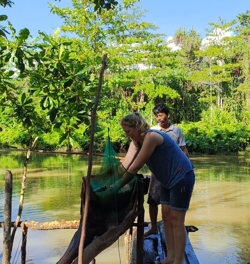 Met de lokale vissers een riviertocht door Sawai, Molukken