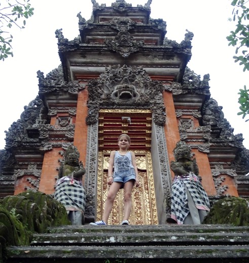 Kindje bij een tempel in Ubud, Bali Kindje bij een tempel in Ubud, Bali