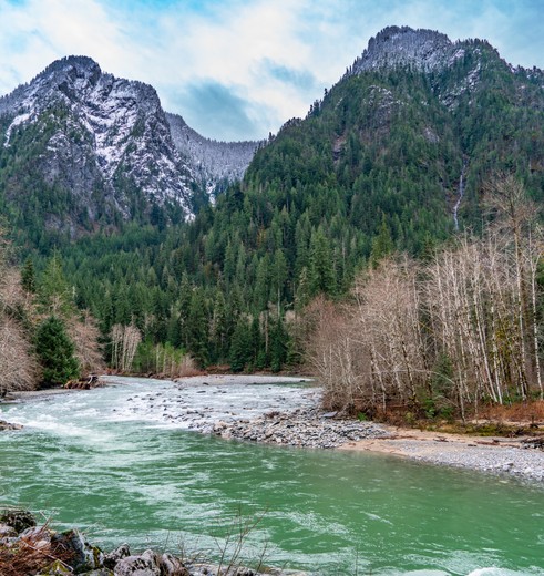 Rivier en bergen bij Snoqualmie, Washington State, VS