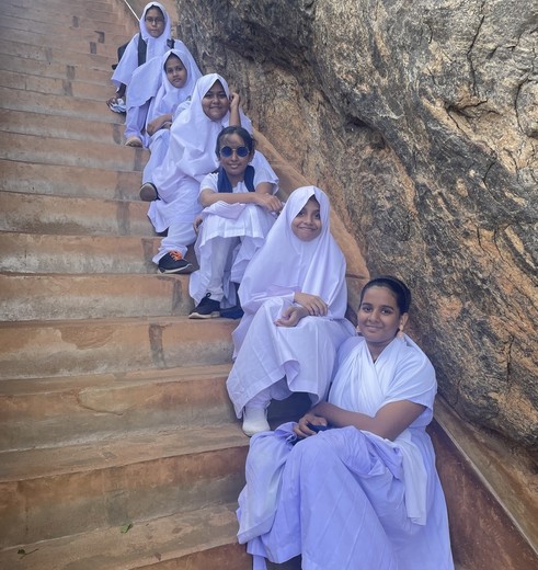 Kinderen op een trap bij Sigiriya, Sri Lanka