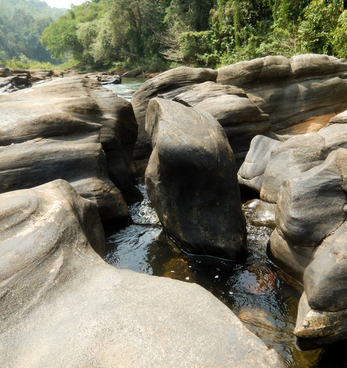 Rotsen bij Kelani-rivier, Sri Lanka