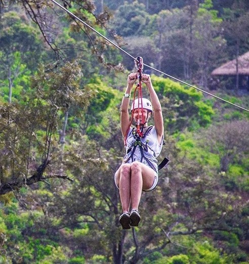 Ziplinen tussen de groene bergen bij Ella, Sri Lanka