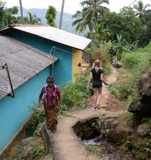Langs eenvoudige huisjes bij Knuckle Mountain Range