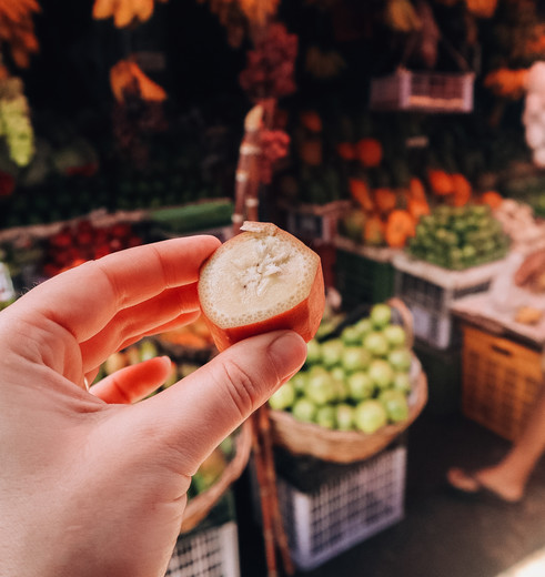 Proef van het fruit op de markt in Sri Lanka