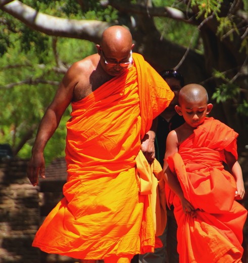 Twee monniken in de koninklijke stad Polonnaruwa, Sri Lanka