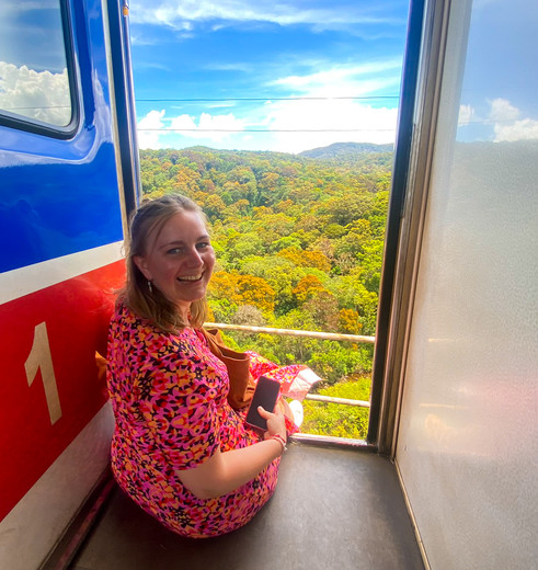 Rowan in de trein tijdens de reis naar Nuwara Eliya