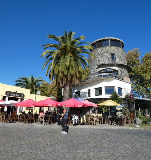 Nabij de haven zijn gezellige terrassen in Colonia del Sacramento, Uruguay
