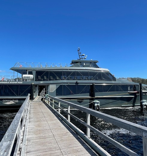Gordon River Cruise legt aan bij Sarah Island Macquarie Harbour, Strahan, Australië