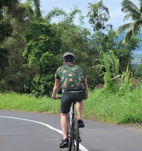 Fiets door de groene omgeving van Tomohon op Sulawesi