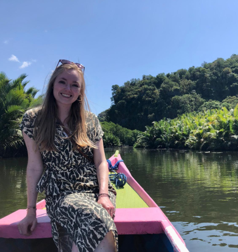 Varen door het Rammang-Rammang gebied bij Makassar, Sulawesi