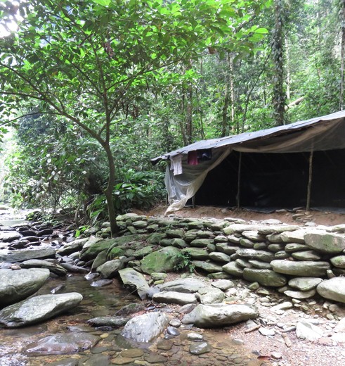 Sumatra-Bukit Lawang-tent langs riviertje(8)