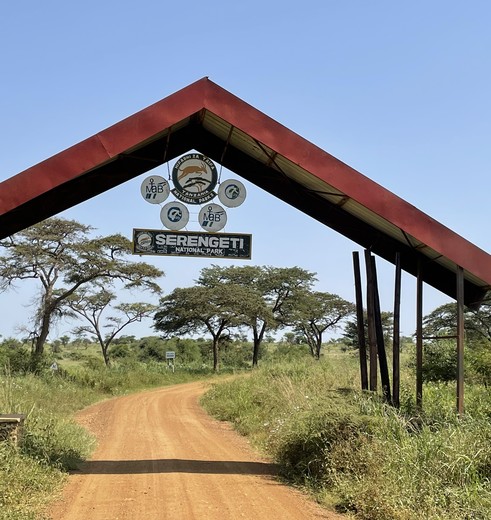 binnenkomst in Serengeti National Park, Tanzania binnenkomst in Serengeti National Park, Tanzania