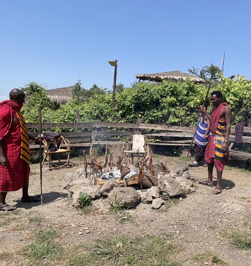 vuur maken bij de Masai, Tanzania