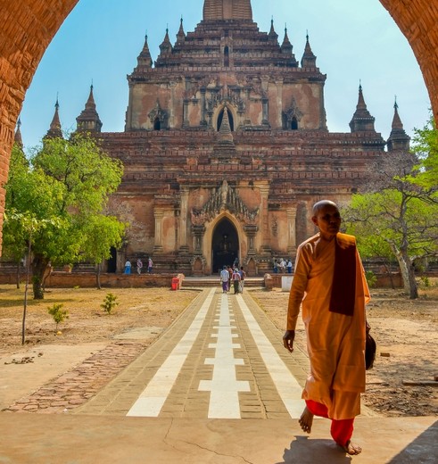 Monniken en tempel tijdens een reis door Myanmar