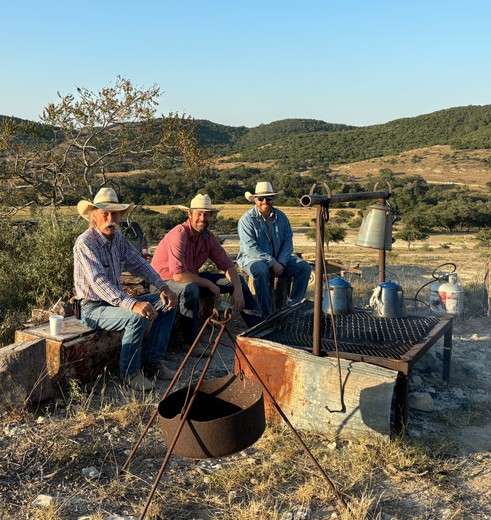 Cowboys runnen de Dixie Dude Ranch in Bandera, Texas, USA Cowboys runnen de Dixie Dude Ranch in Bandera, Texas, USA