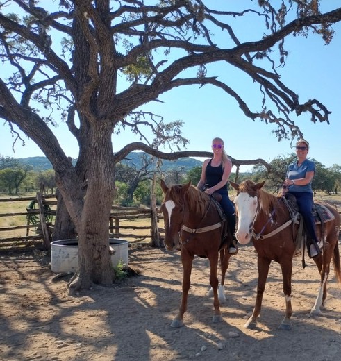 Paardrijden bij de Dixie Dude Ranch in Bandera, Texas, USA Paardrijden bij de Dixie Dude Ranch in Bandera, Texas, USA