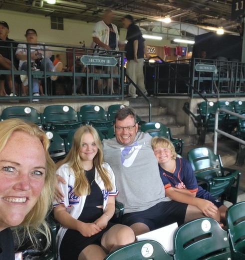 Op de tribune net voor de wedstrijd in het honkbalstadion van de Houston Astros, Texas.