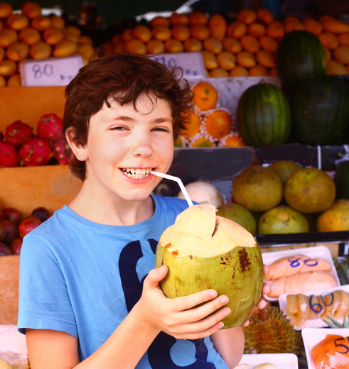 Drink van een kokosnoot in Thailand