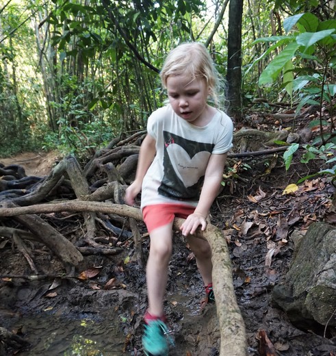 Kindje lopen in Khao Sok National Park