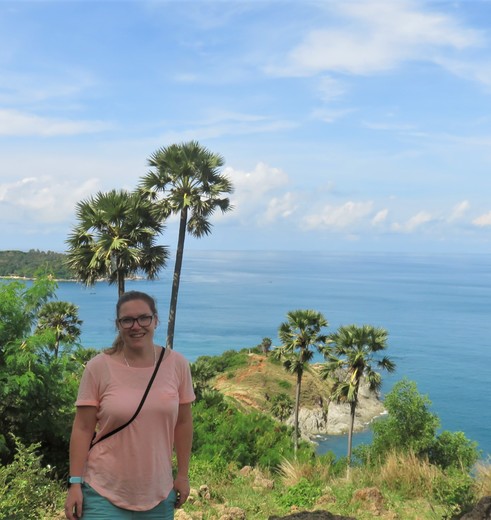 Van Verre medewerkster Nicole bij het uitzichtpunt van Phuket, Thailand