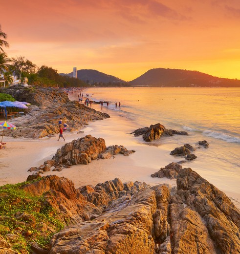 Zonsondergang aan het strand bij Phuket, Thailand