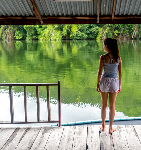 Tiener bij de River Kwai in Thailand