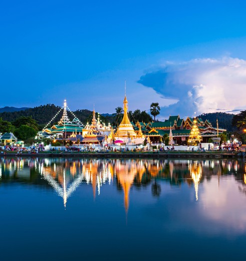 Verlichte tempel aan het meer in Mae Hong Son, Thailand