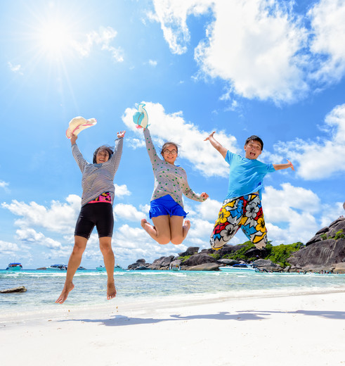 Tieners op het strand in Thailand