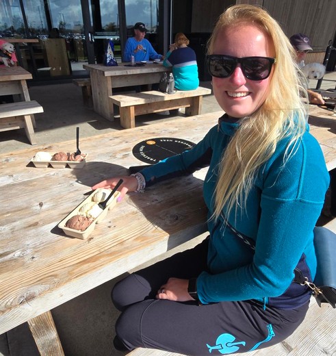 Lisanne geniet van een ijsje bij Tillamook, USA