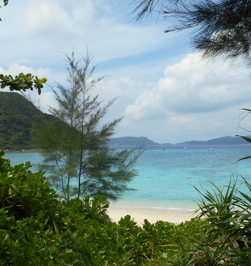 Genieten van een prachtig uitzicht over het witte zandstrand van Tokashiki - Japan