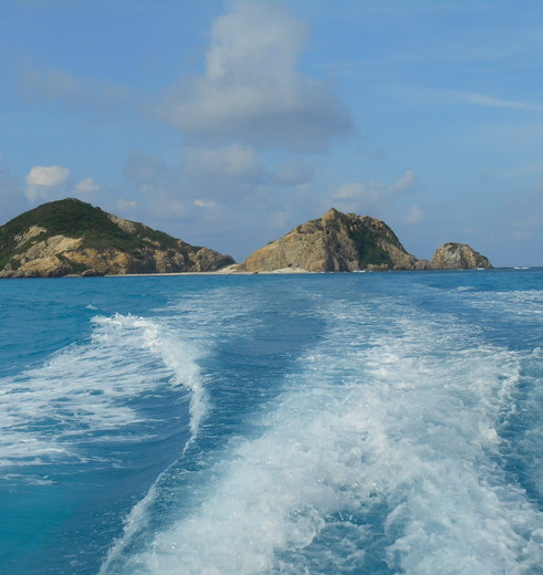 Op het water onderweg naar het eiland Tokashiki - Japan