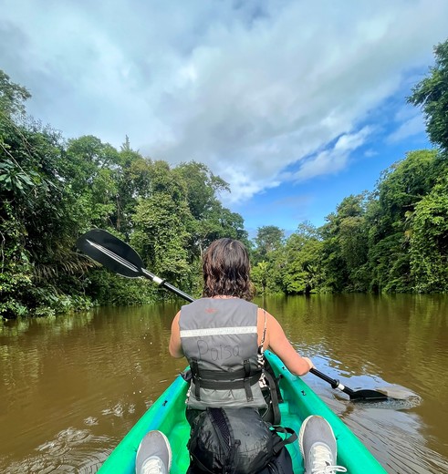 Collega Dewi kajakken in Tortuguero