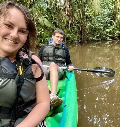 Kajakken in de mangrove bossen in Tortuguero National Park, Costa Rica