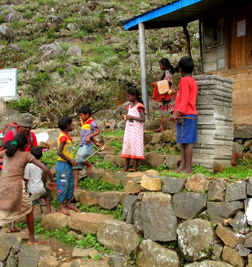 Langs dorpjes met nieuwsgierige kinderen in Sri Lanka