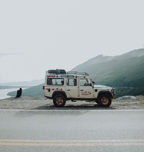 Deze fourwheeldrive tour in Ushuaia gaat over bospaden door het water en door de modder