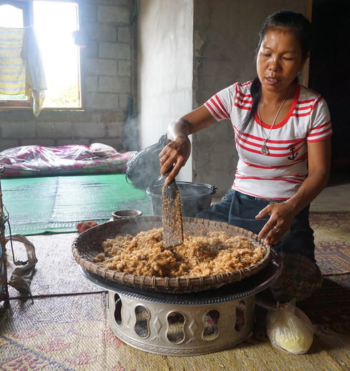 Tijdens de excursie krijgt u te zien hoe rijstwijn op een traditionele manier word gemaakt