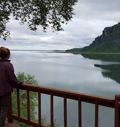 Uitzicht over de baai vanaf de Redoubt Bay Lodge, Lake Clark National Park, Alaska