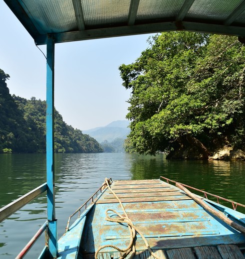 Vaar in een bootje over Ba Be Lake