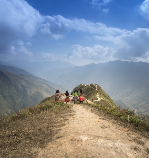 Lokale Thai-kinderen hand in hand op een hoge berg in Ha Giang