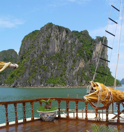 Geniet van het uitzicht vanaf een jonk in Halong Bay, Vietnam