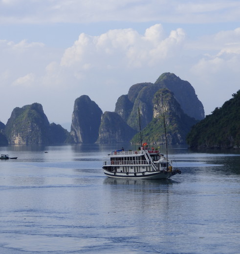 Vietnam-Halong-Bay-junk-1