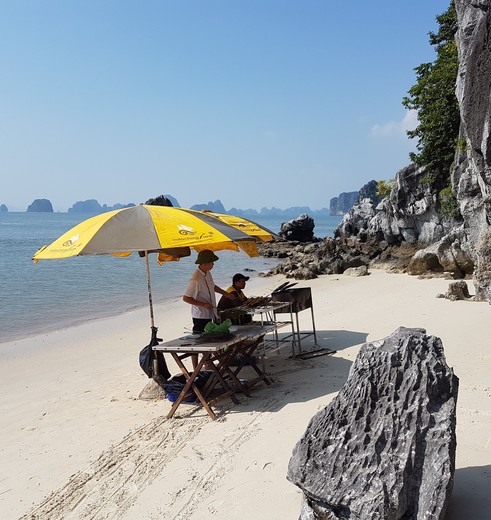 Vietnam-Halong-Bay-strand-locals