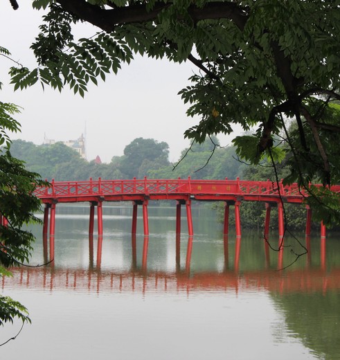 Bezoek de tempel op een eilandje in het Hoan Kiem meer in het centrum van Hanoi, Vietnam