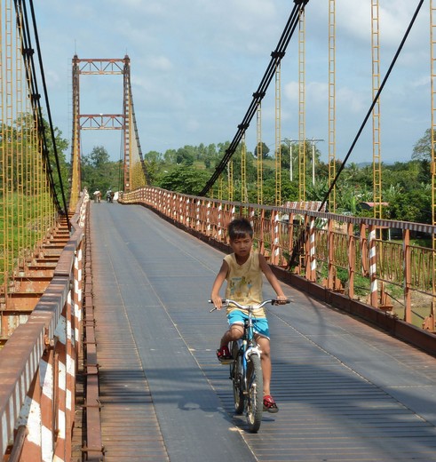 Vietnam-Kon-Tum-jongetje-fiets