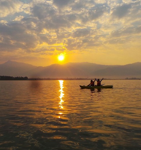 Kajakken bij zonsondergang in Lak Lake