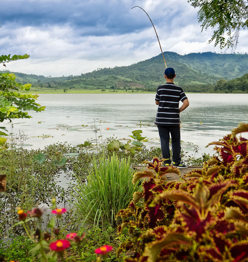 Gooi een hengel uit in het Lak Lake, Zuid Vietnam