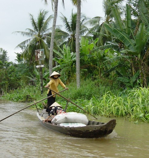 Vietnam-Mekondelta-vrouwmetboot_1